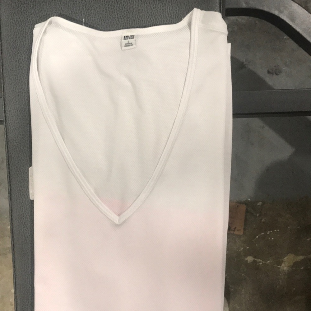 UNIQLO mesh V-Neck short sleeve with bag